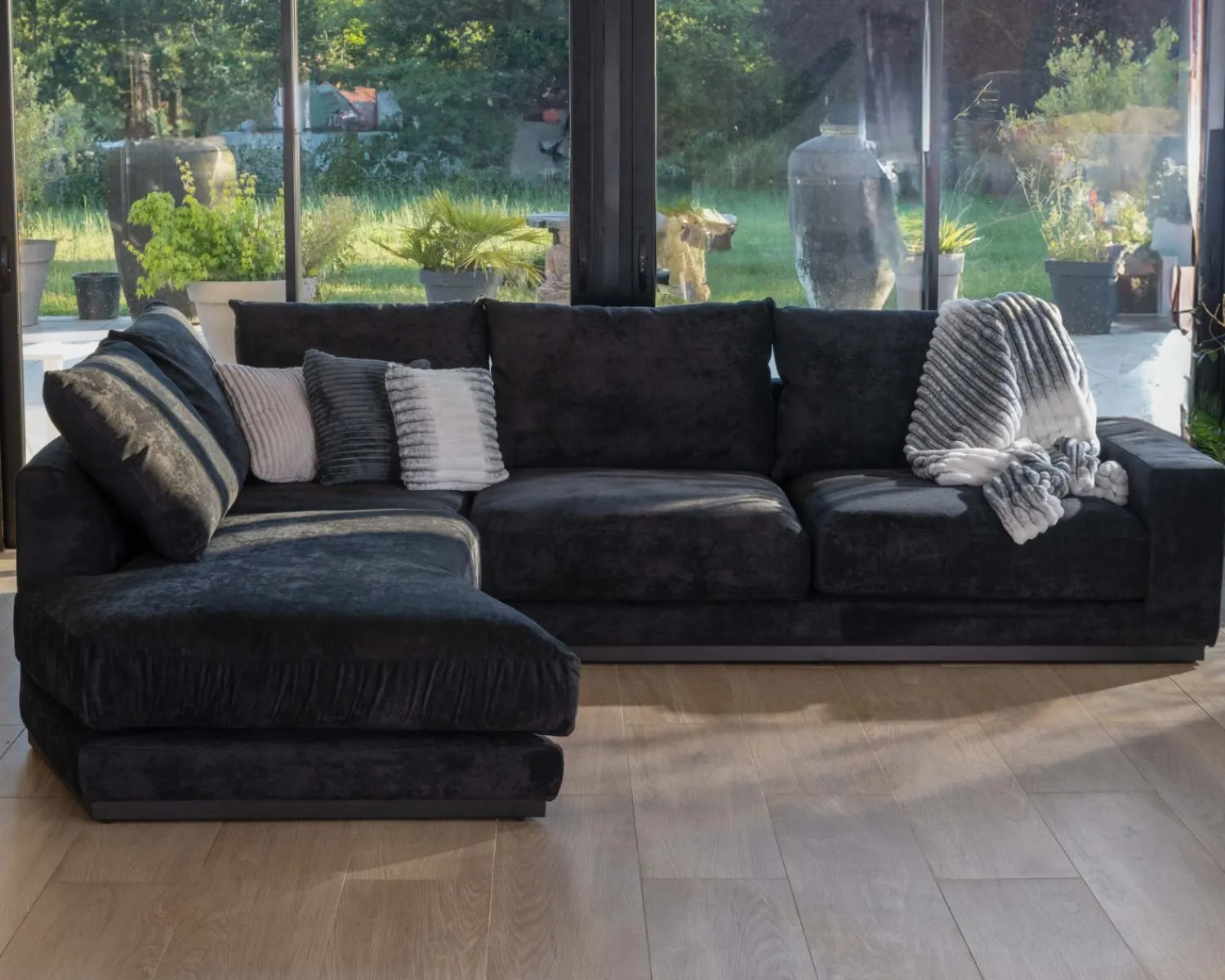 Meuble House Canapé confort en velours lisse anthracite avec méridienne design "Cyrano" Hot