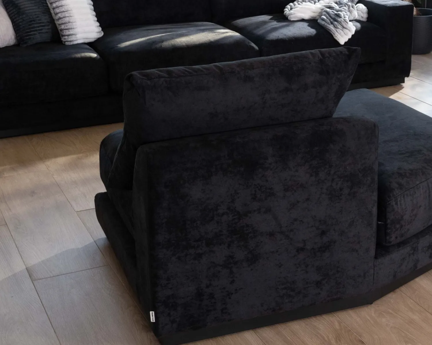 Meuble House Canapé confort en velours lisse anthracite avec méridienne design "Cyrano" Hot