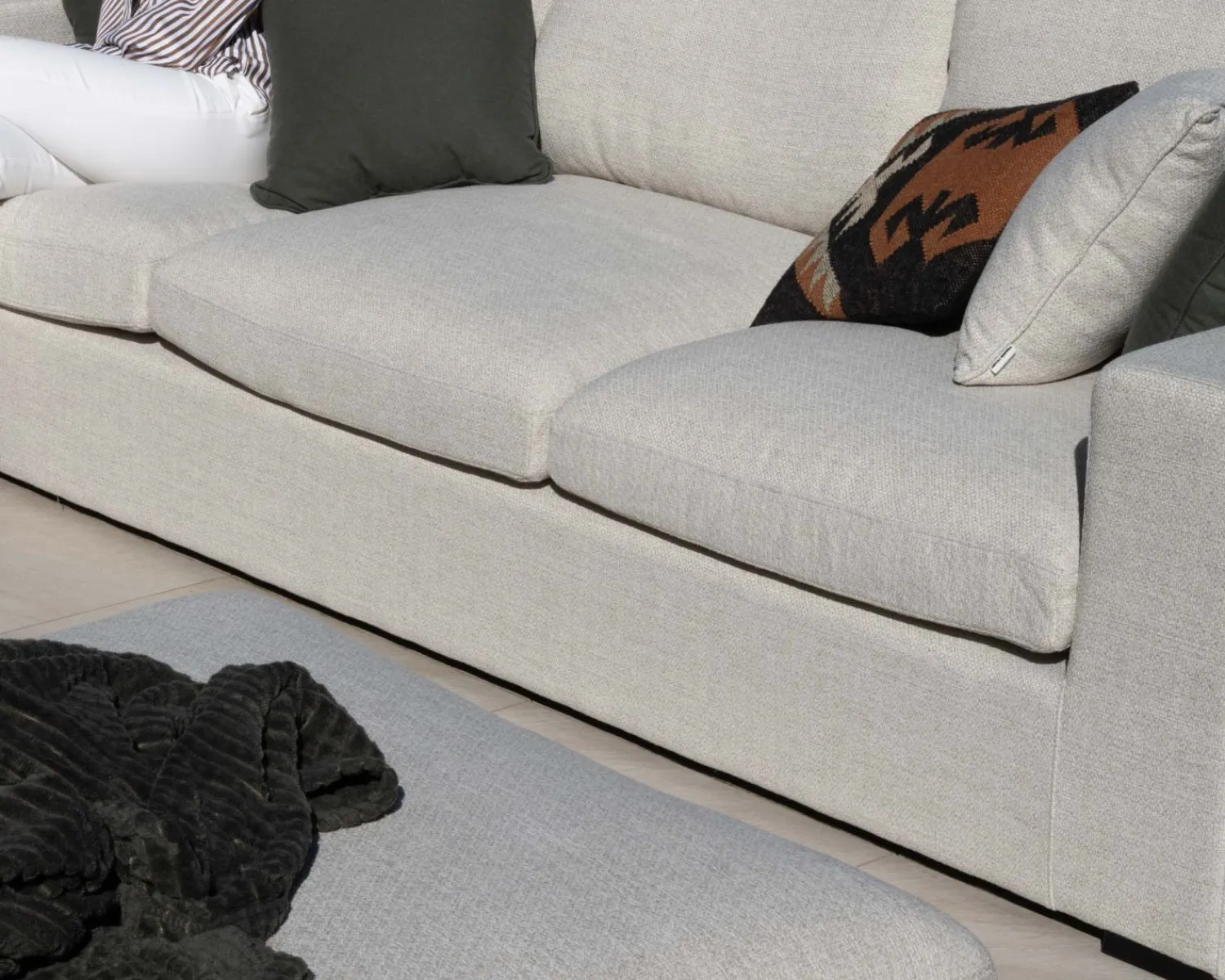 Meuble House Canapé d'extérieur ultra confort avec ottoman en tissu écru chiné "Toliara" avec coussins décos kaki
