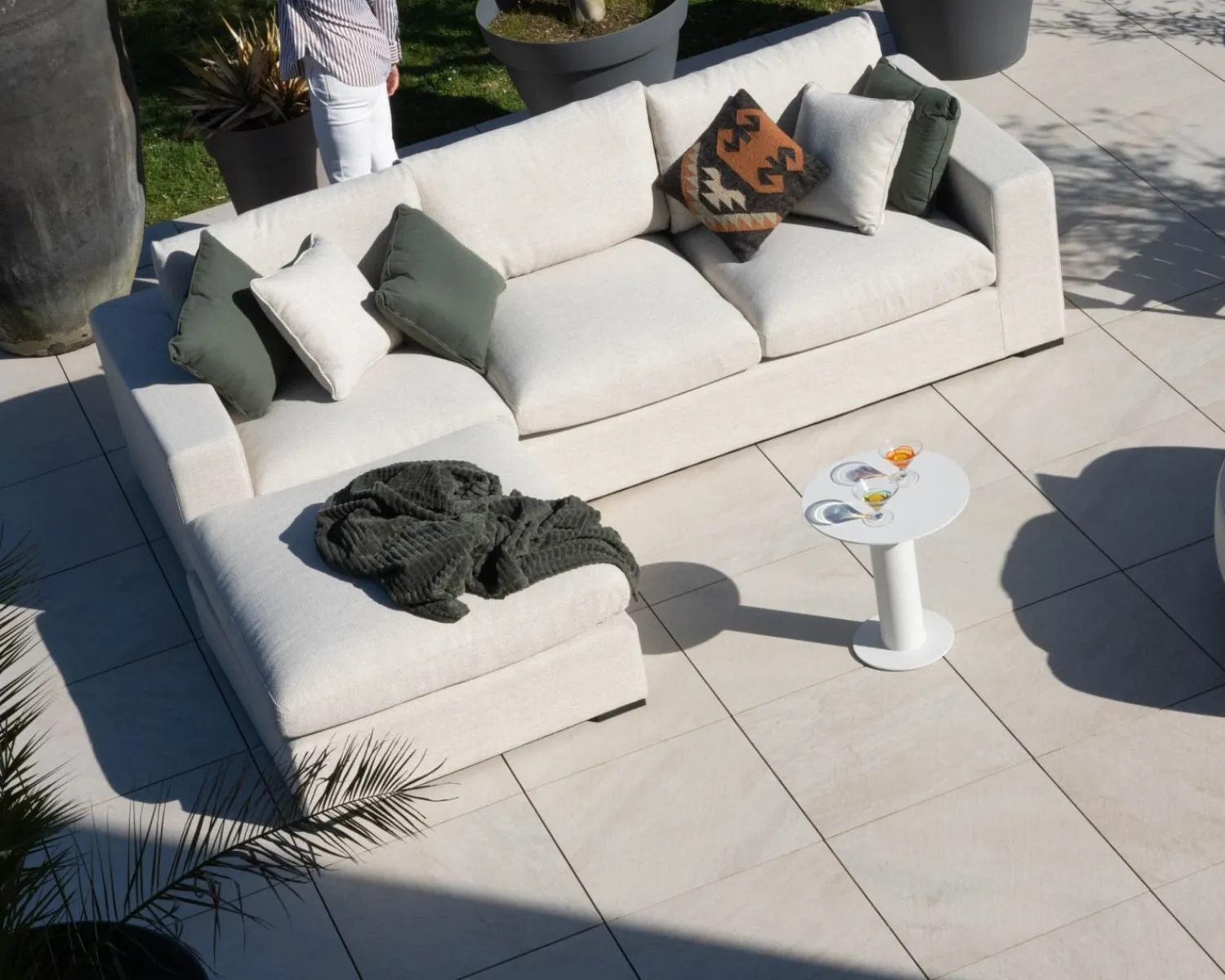 Meuble House Canapé d'extérieur ultra confort avec ottoman en tissu écru chiné "Toliara" avec coussins décos kaki