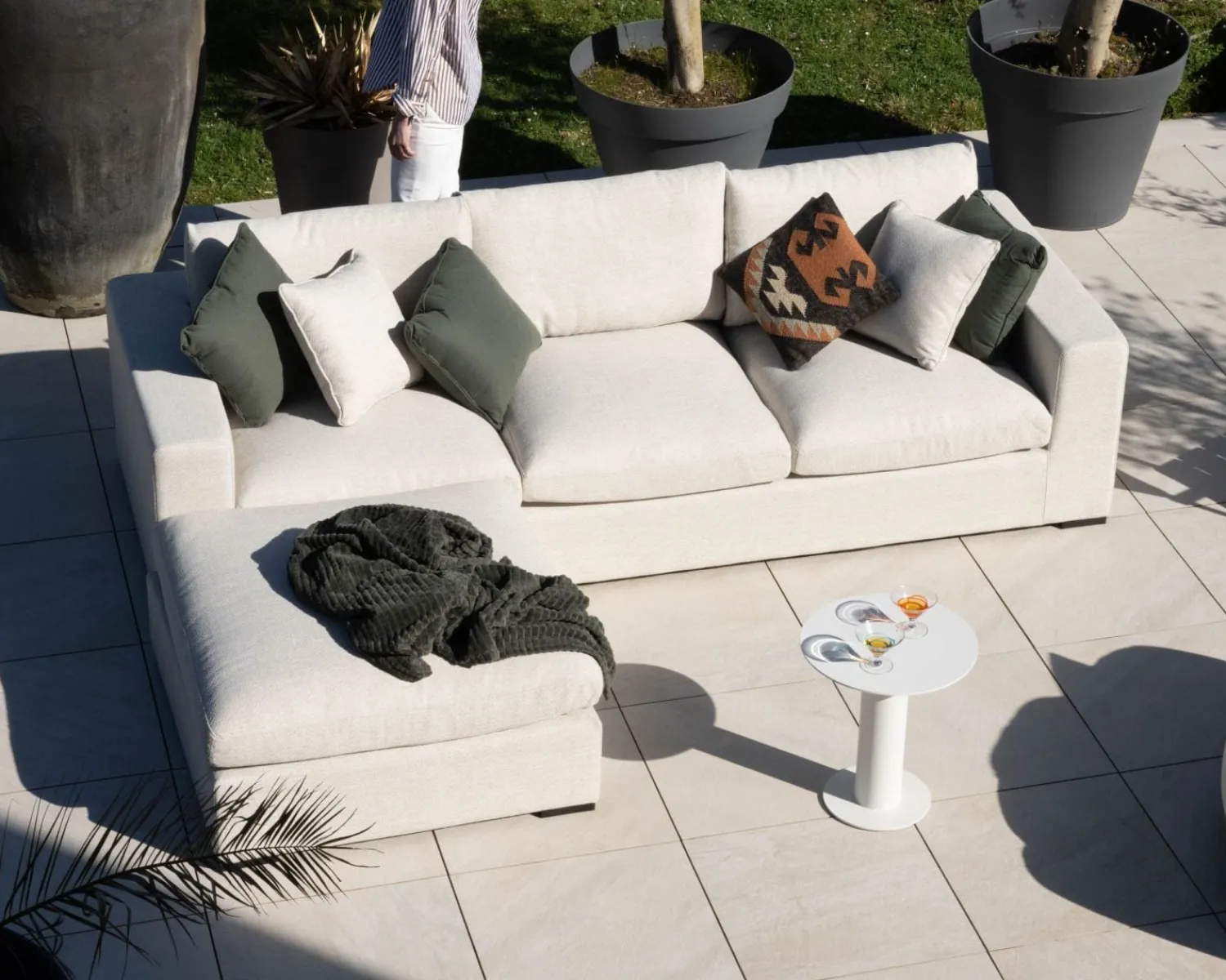 Meuble House Canapé d'extérieur ultra confort avec ottoman en tissu écru chiné "Toliara" avec coussins décos kaki