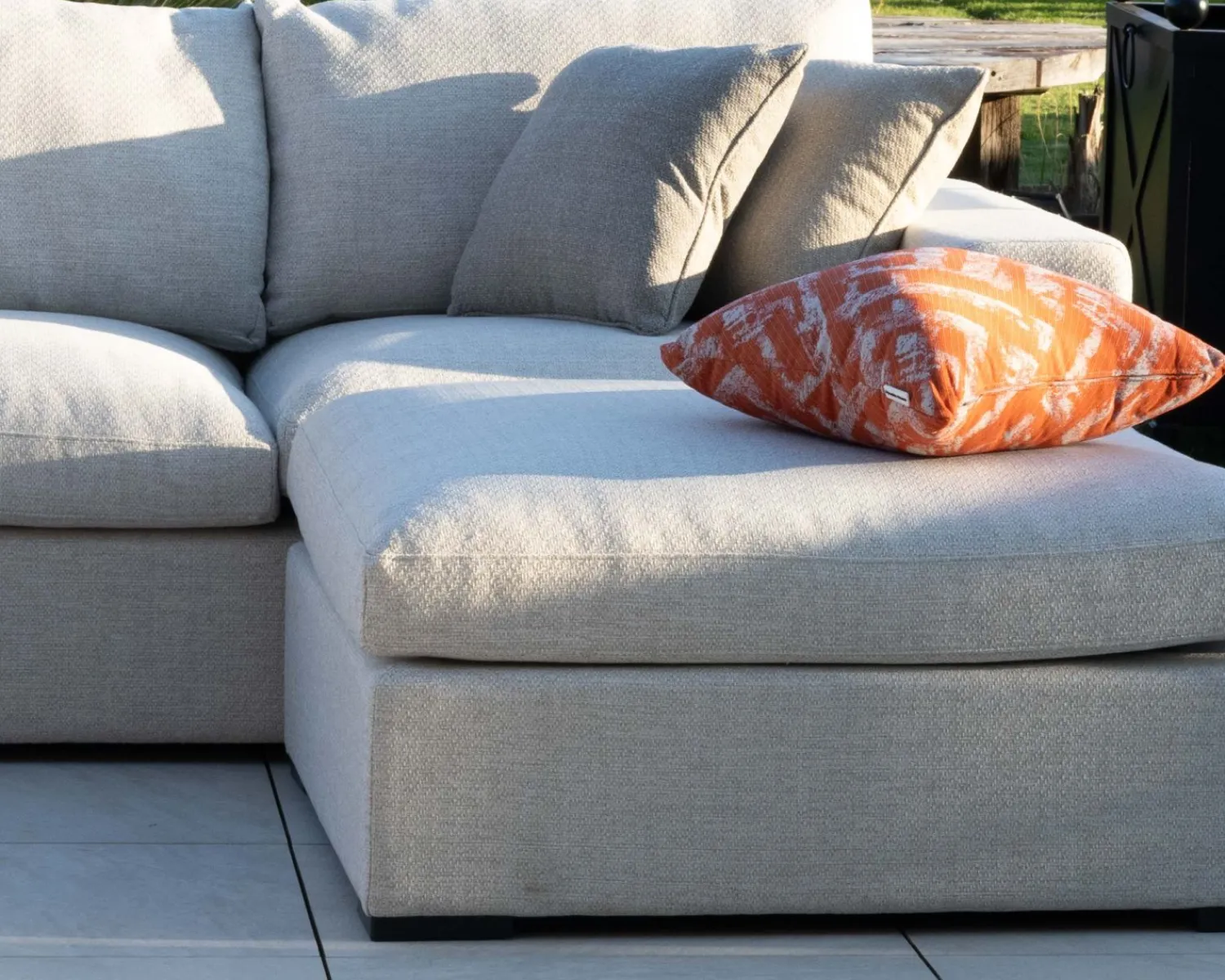 Meuble House Canapé d'extérieur ultra confort en tissu beige chiné et coussins décos "Toliara" avec module ottoman Hot