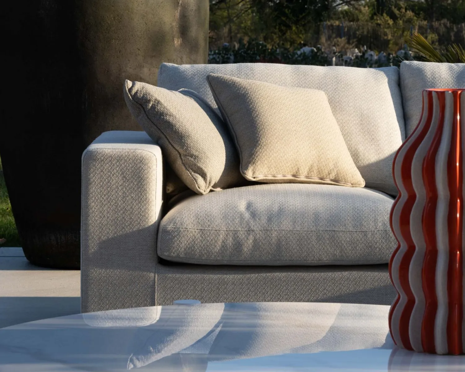 Meuble House Canapé d'extérieur ultra confort en tissu beige chiné et coussins décos "Toliara" avec module ottoman Hot
