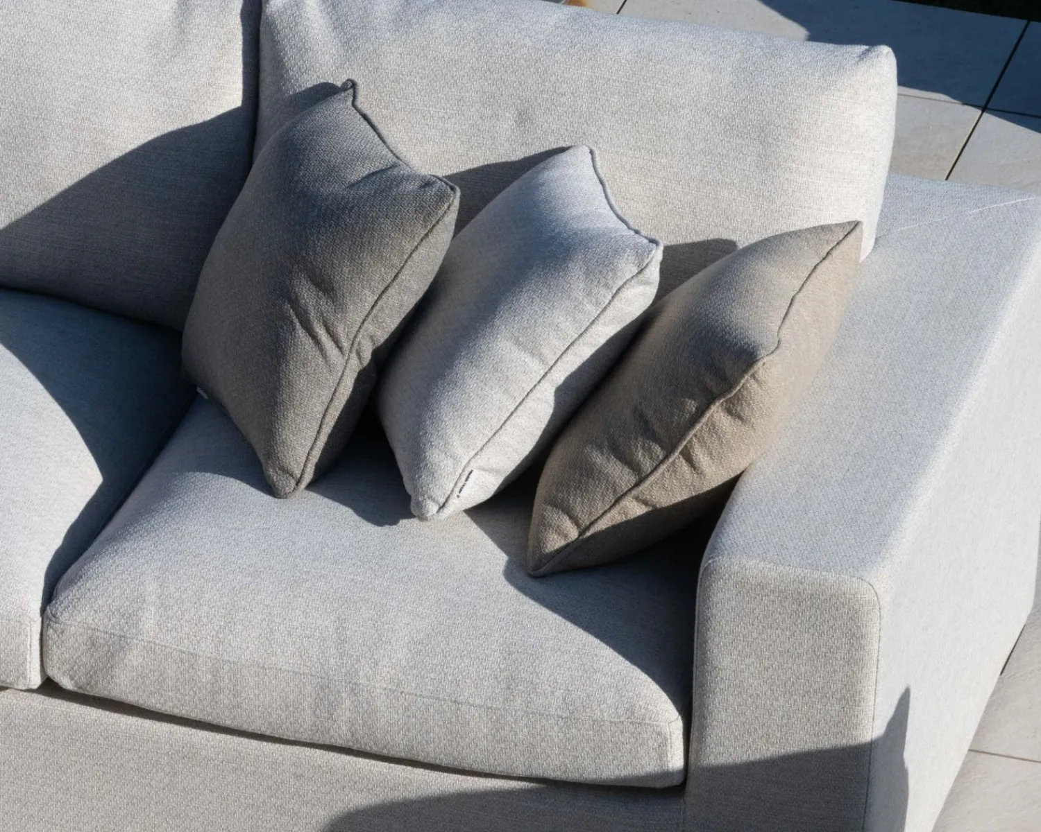 Meuble House Canapé d'extérieur ultra confort en tissu beige chiné et coussins décos "Toliara" avec module ottoman Hot