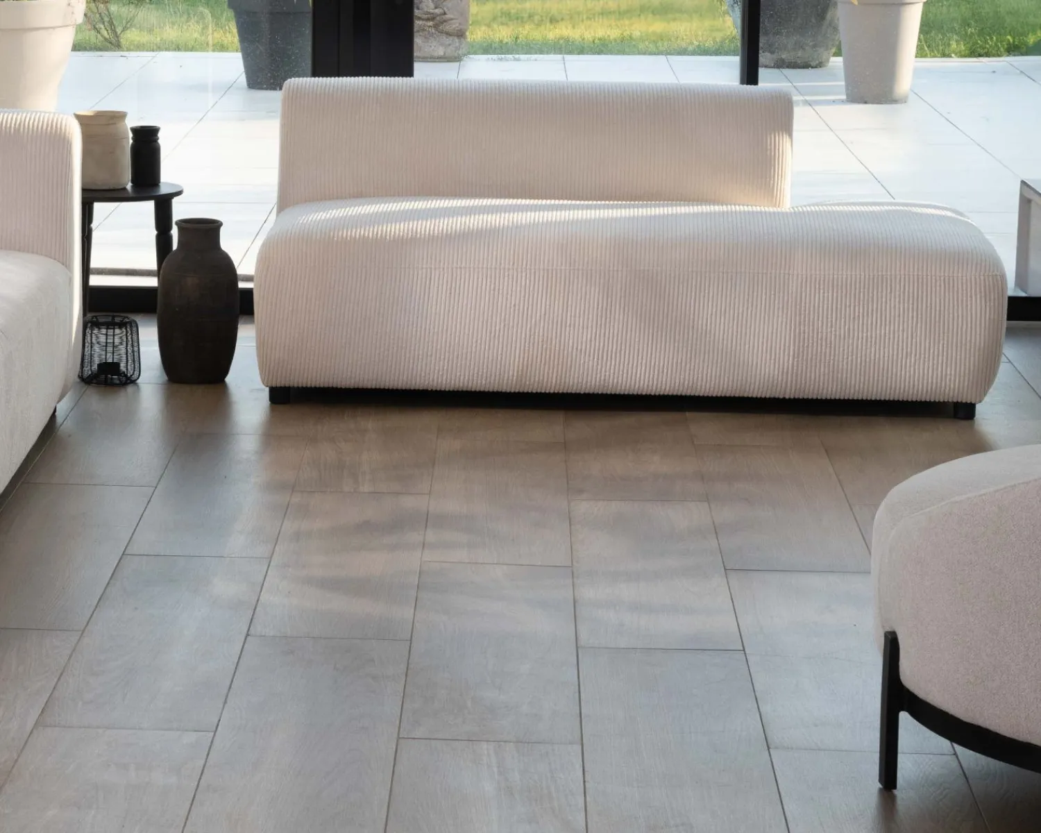 Meuble House Canapé en angle design épuré avec méridienne "Valentina" en velours côtelé crème Outlet