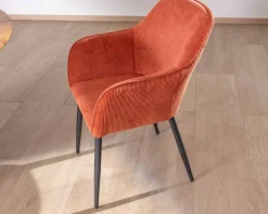 Meuble House Chaise avec accoudoirs en velours rouge terracotta et pieds métal noir