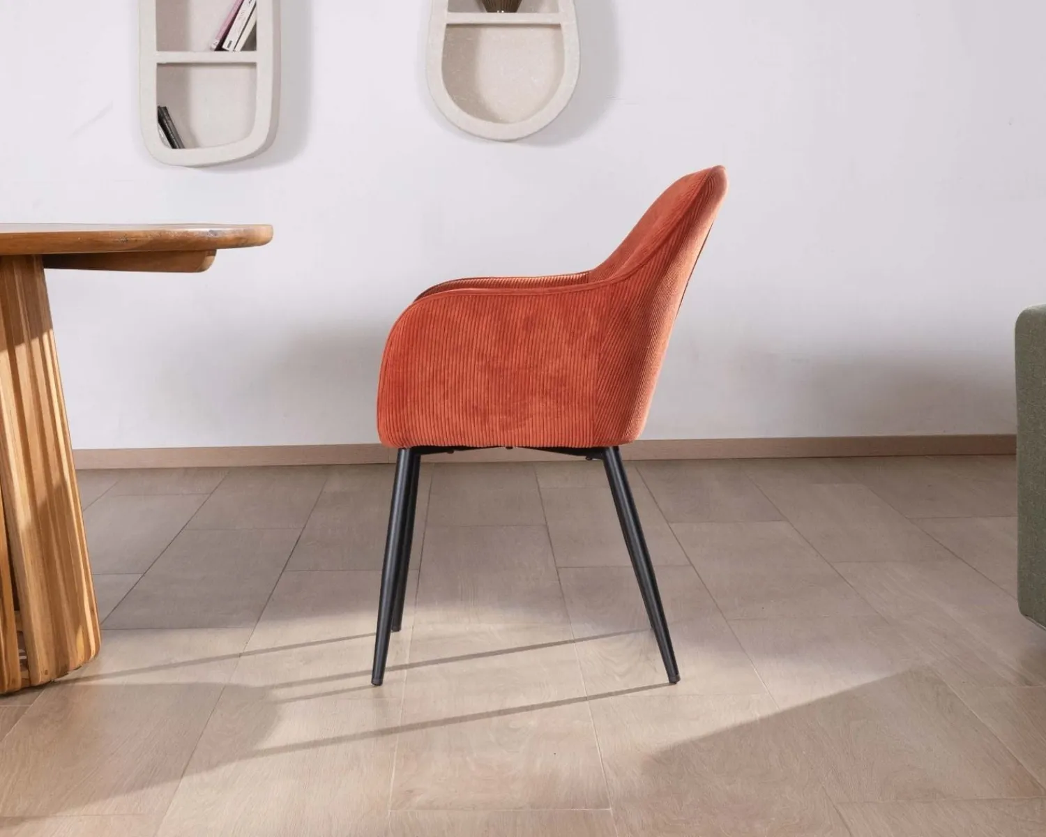 Meuble House Chaise avec accoudoirs en velours rouge terracotta et pieds métal noir "Scotty" Hot