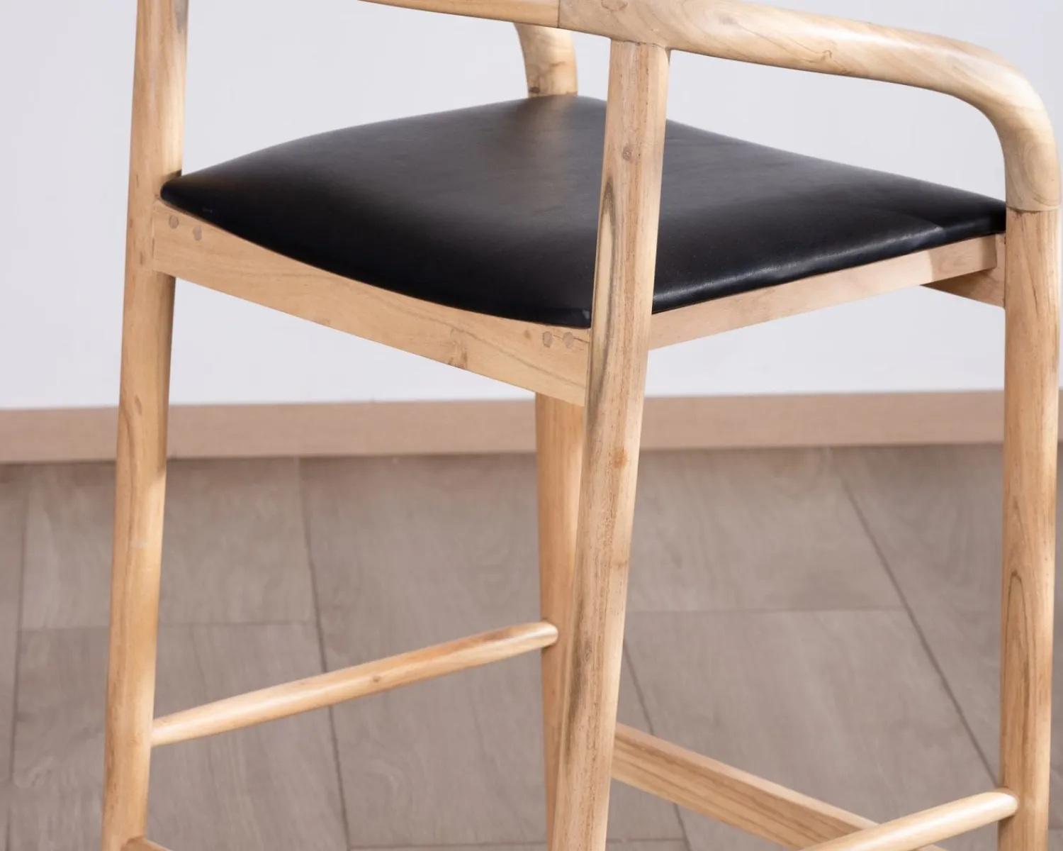 Meuble House Chaise de bar épurée en acacia naturel et assise PU noir "Vogue" Best