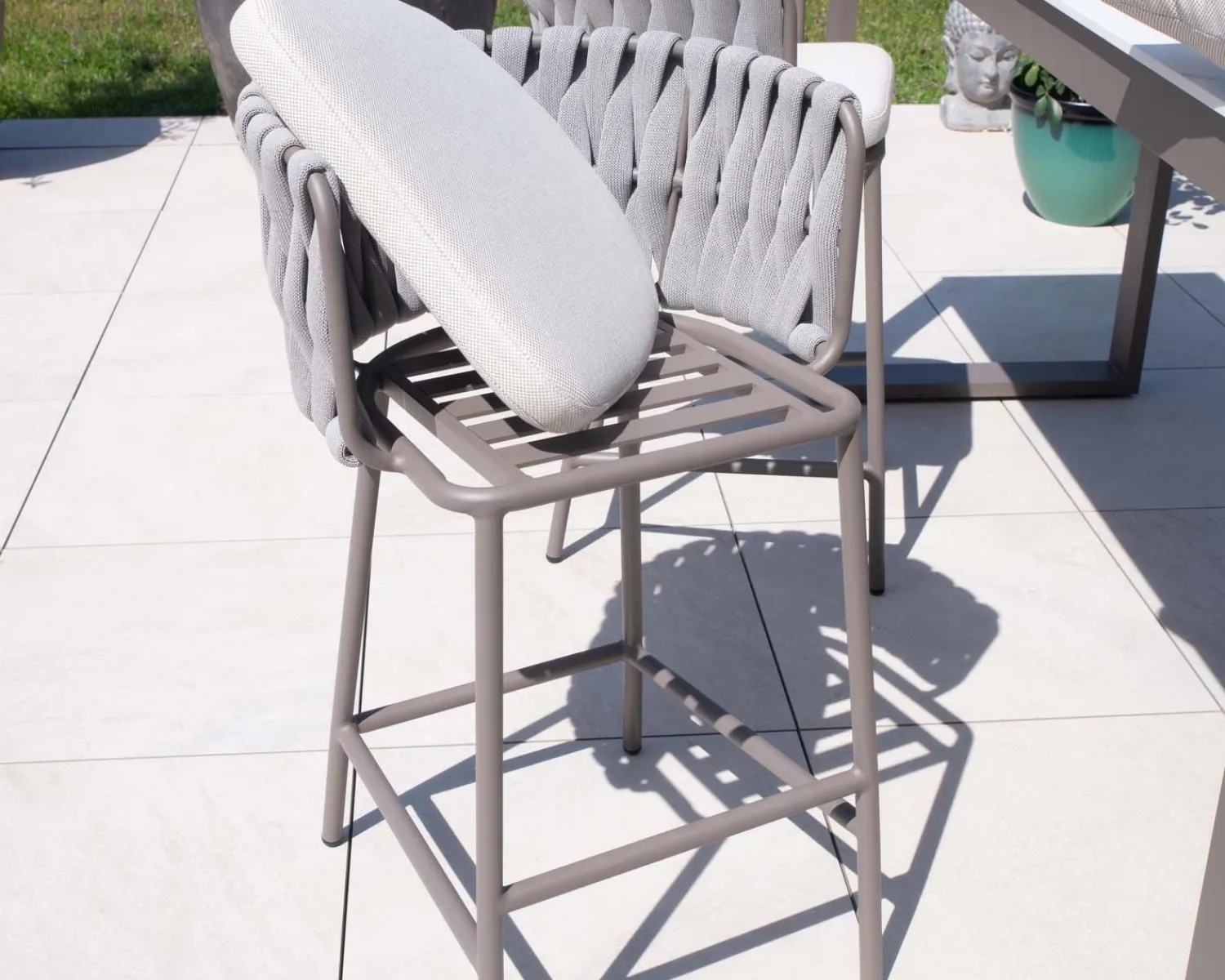 Meuble House Chaise de bar ultra chic dossier en tissu tressé gris et pieds aluminium "Chinon" assise 74 cm Hot
