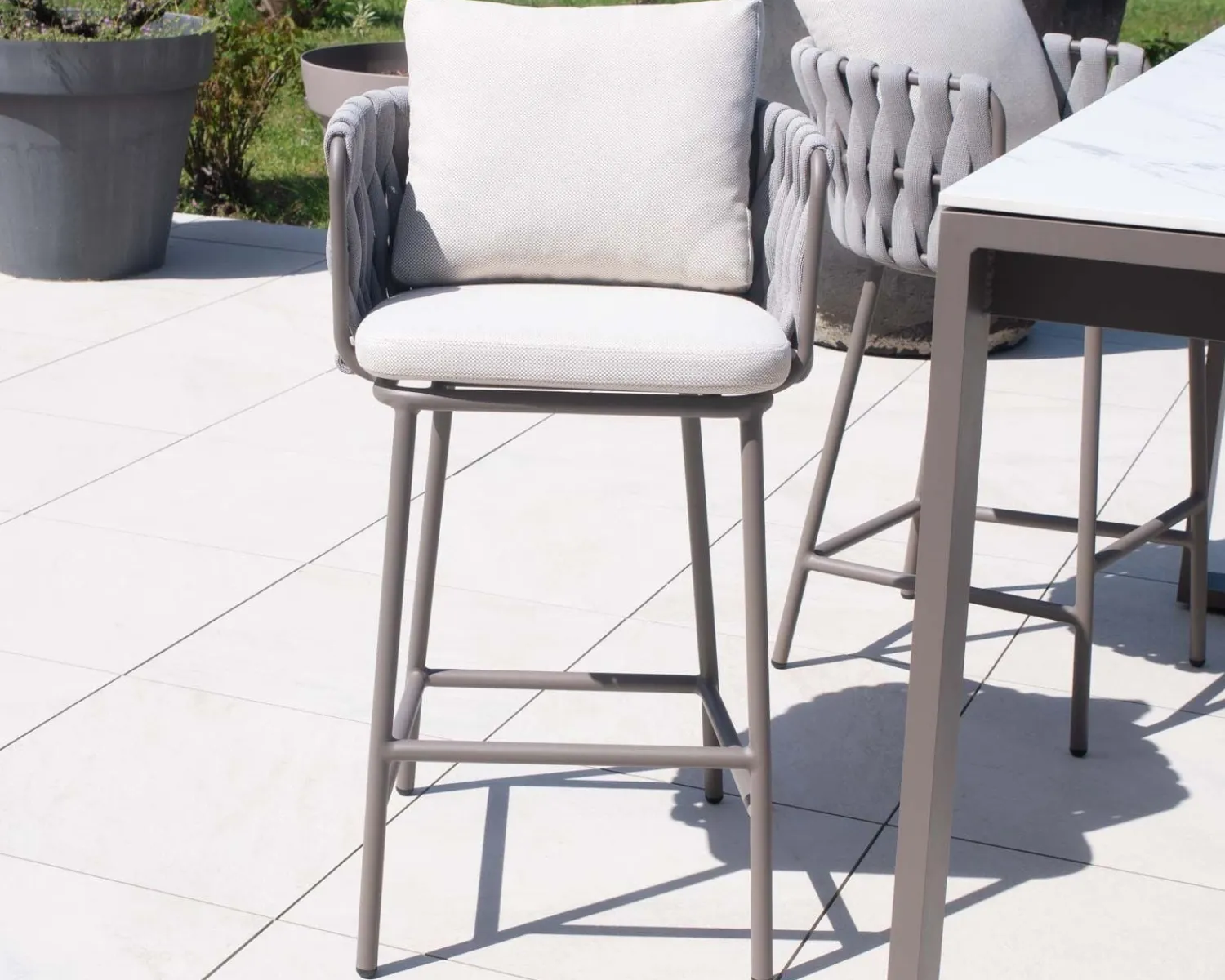 Meuble House Chaise de bar ultra chic dossier en tissu tressé gris et pieds aluminium "Chinon" assise 74 cm Hot