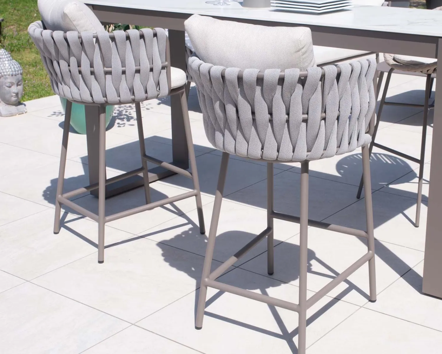 Meuble House Chaise de bar ultra chic dossier en tissu tressé gris et pieds aluminium "Chinon" assise 74 cm Hot