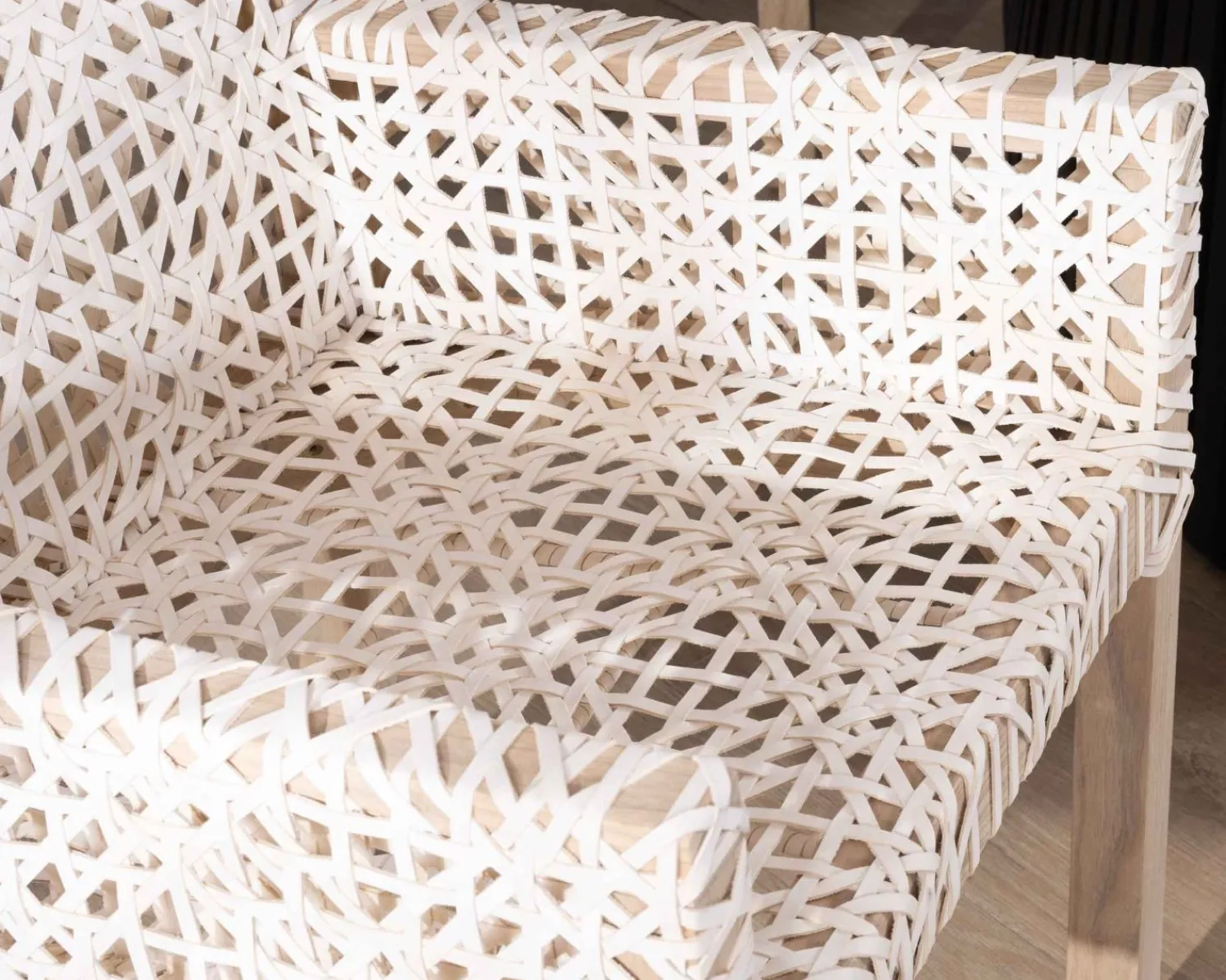 Meuble House Chaise de repas avec accoudoirs en cuir blanc tressé et teck "Mambow" Best
