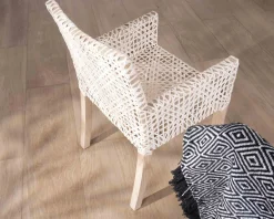 Meuble House Chaise de repas avec accoudoirs en cuir blanc tressé et teck "Mambow" Best