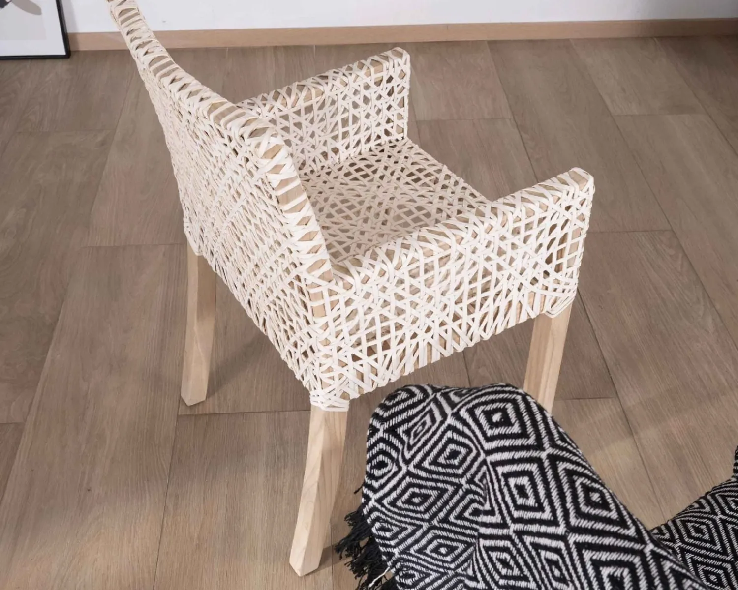 Meuble House Chaise de repas avec accoudoirs en cuir blanc tressé et teck "Mambow" Best