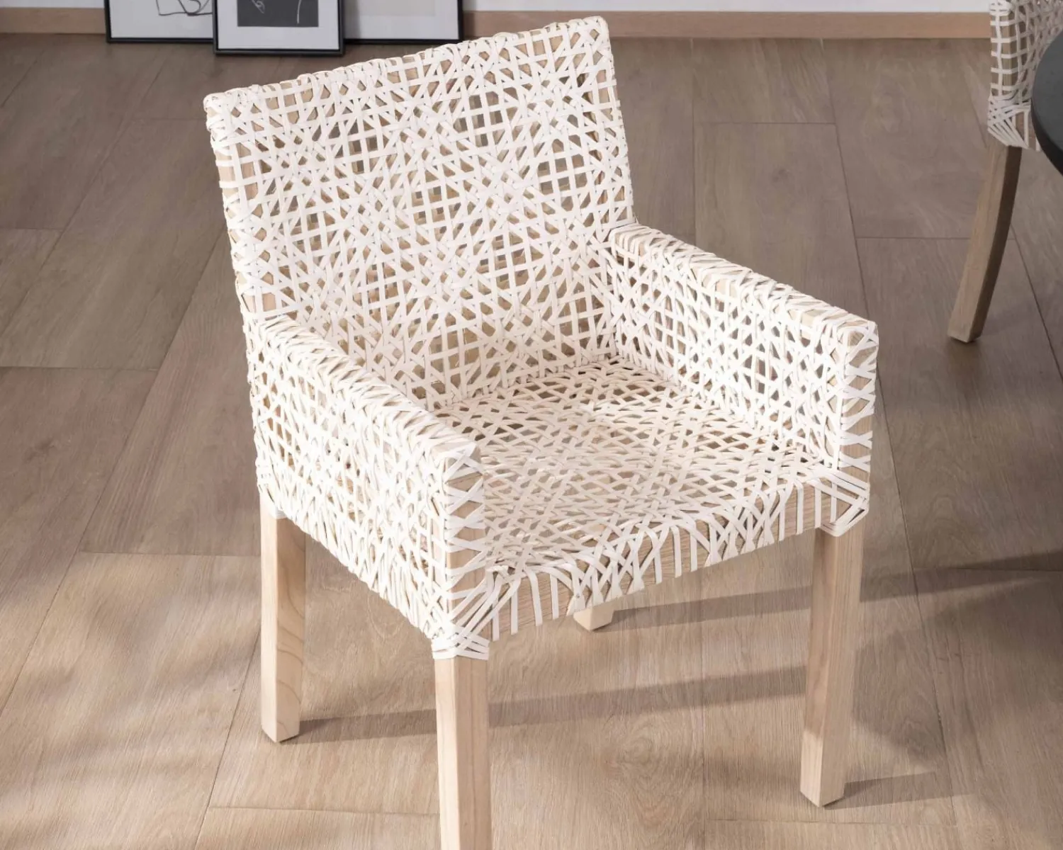 Meuble House Chaise de repas avec accoudoirs en cuir blanc tressé et teck "Mambow" Best