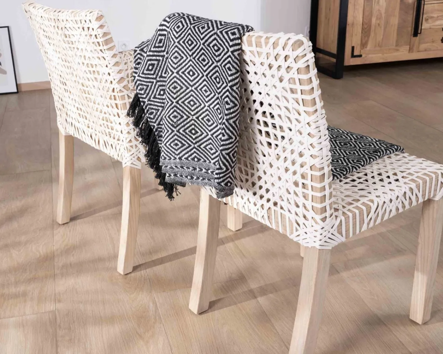 Meuble House Chaise de repas avec accoudoirs en cuir blanc tressé et teck "Mambow" Best