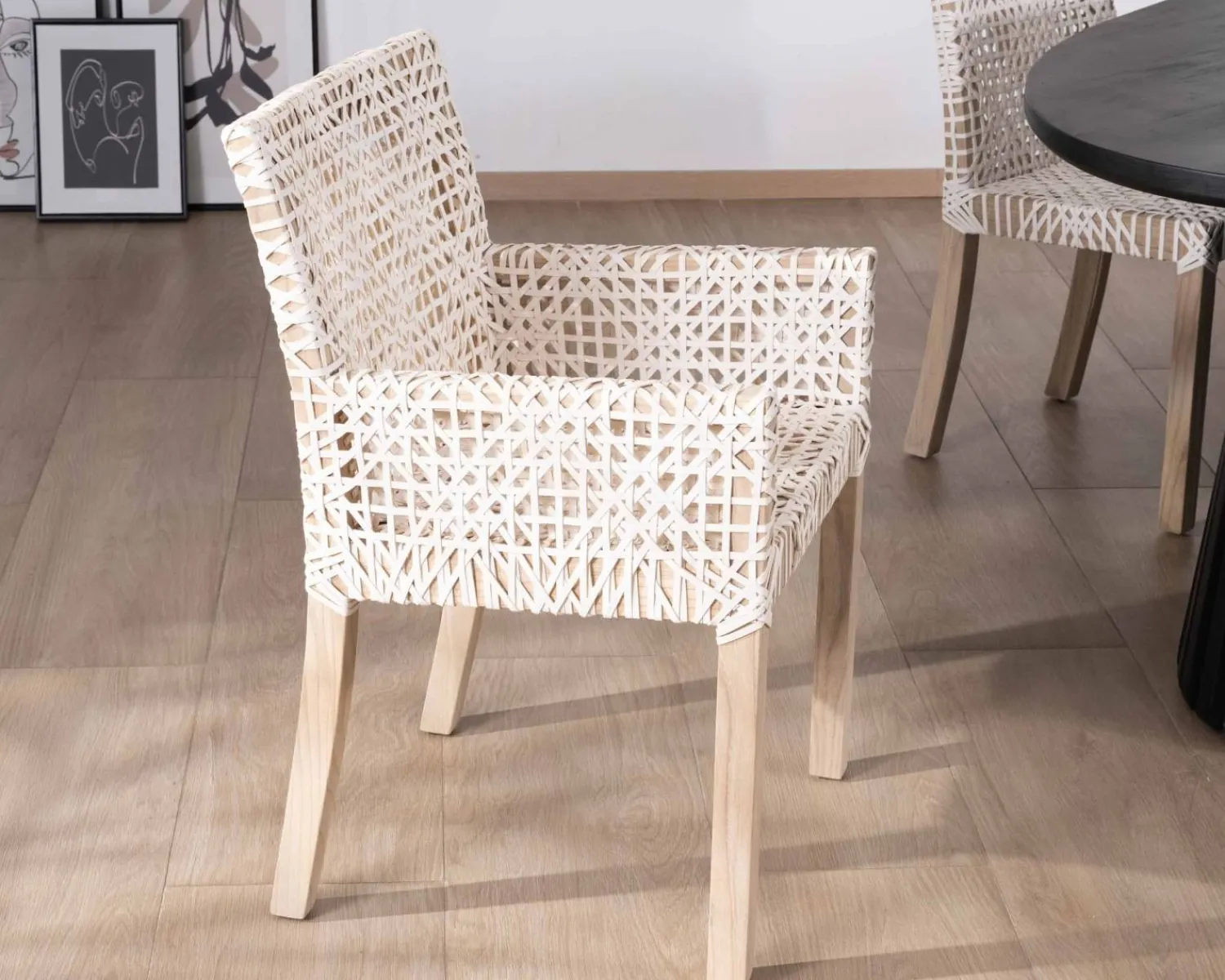Meuble House Chaise de repas avec accoudoirs en cuir blanc tressé et teck "Mambow" Best