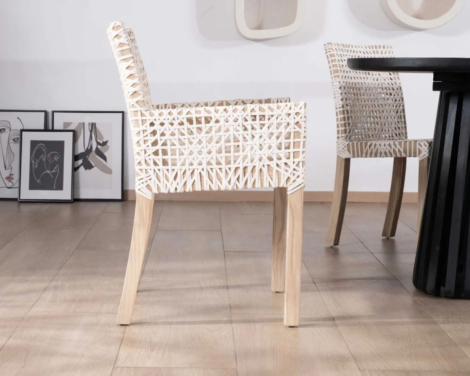 Meuble House Chaise de repas avec accoudoirs en cuir blanc tressé et teck "Mambow" Best