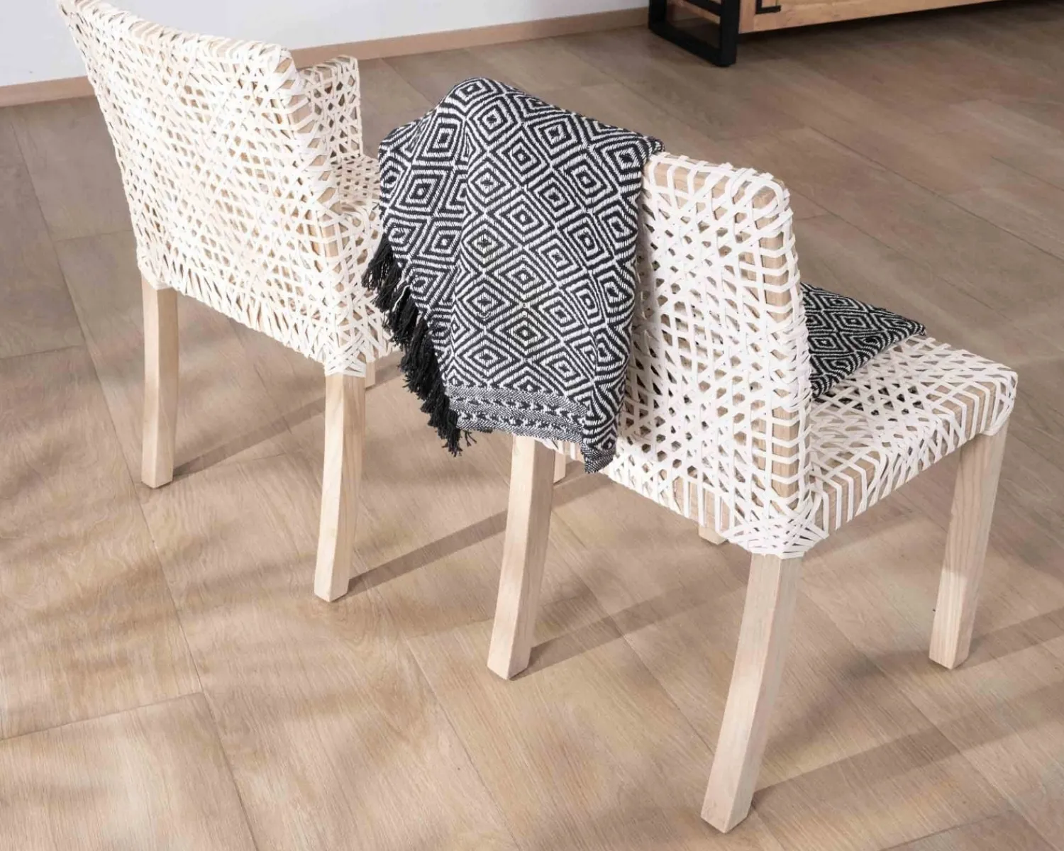 Meuble House Chaise de repas avec accoudoirs en cuir blanc tressé et teck "Mambow" Best