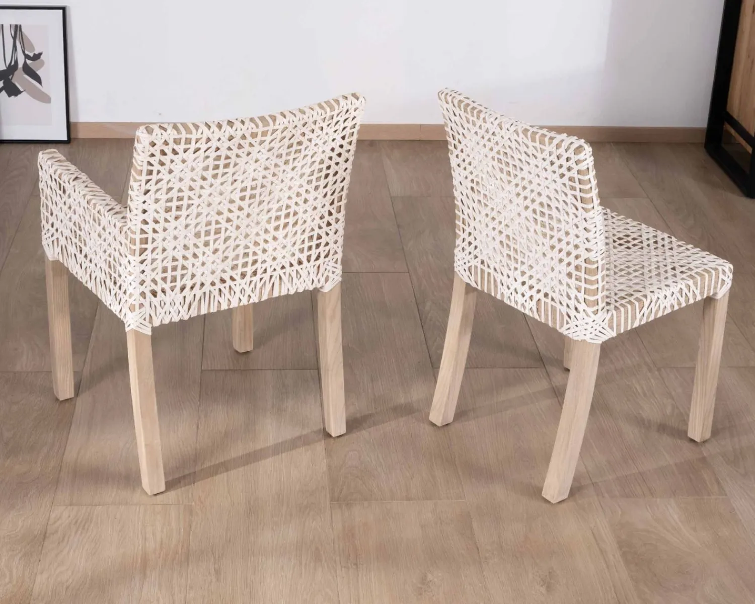 Meuble House Chaise de repas avec accoudoirs en cuir blanc tressé et teck "Mambow" Best