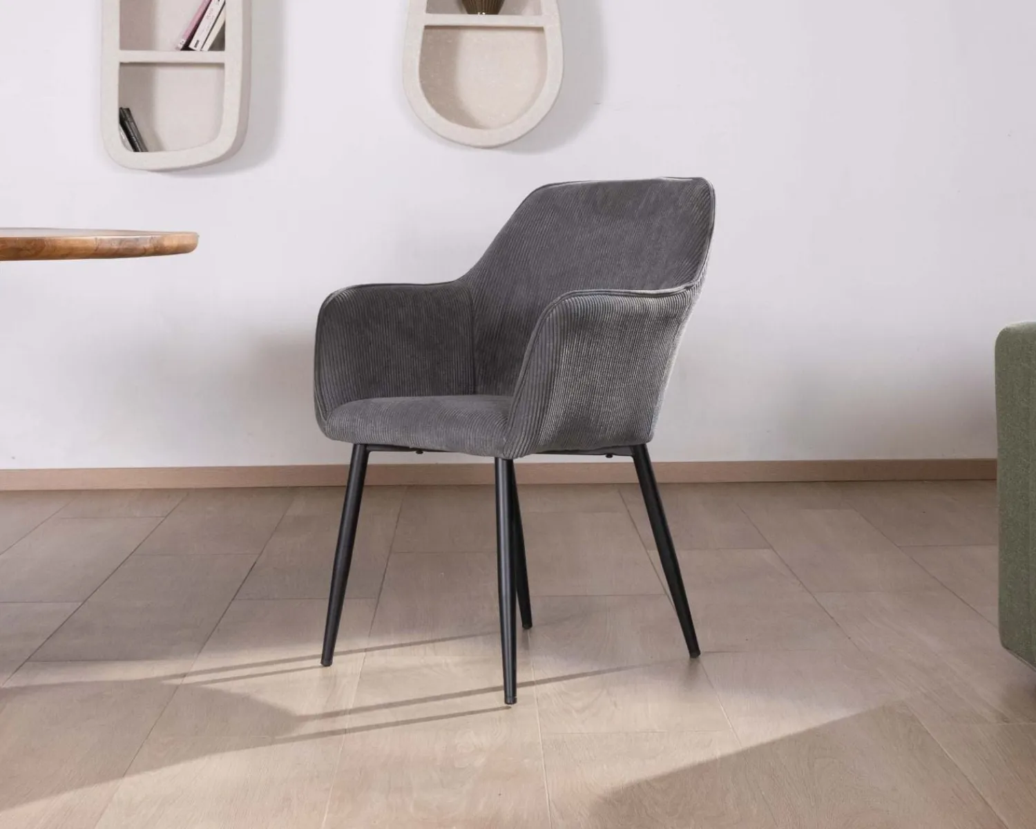 Meuble House Chaise de repas contemporaine en tissu velours gris foncé "Scotty" avec accoudoirs et pieds métal noir Clearance