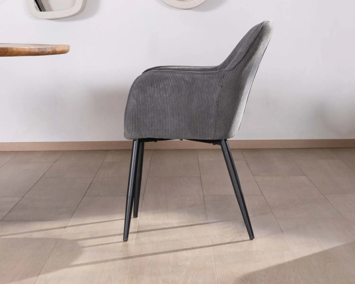 Meuble House Chaise de repas contemporaine en tissu velours gris foncé "Scotty" avec accoudoirs et pieds métal noir Clearance