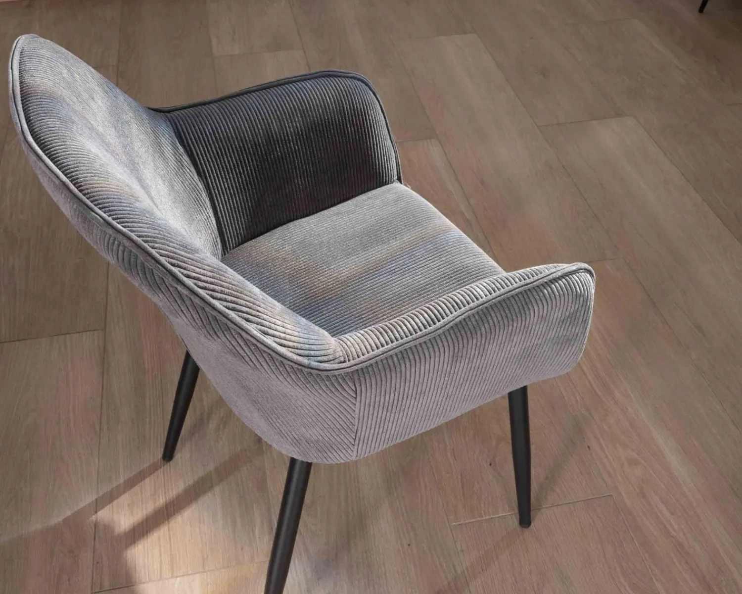 Meuble House Chaise de repas contemporaine en tissu velours gris foncé "Scotty" avec accoudoirs et pieds métal noir Clearance