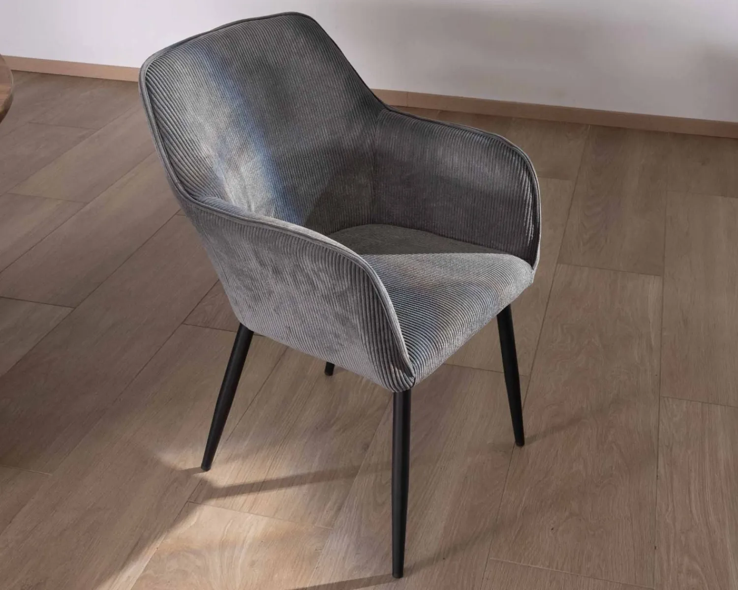 Meuble House Chaise de repas contemporaine en tissu velours gris foncé "Scotty" avec accoudoirs et pieds métal noir Clearance