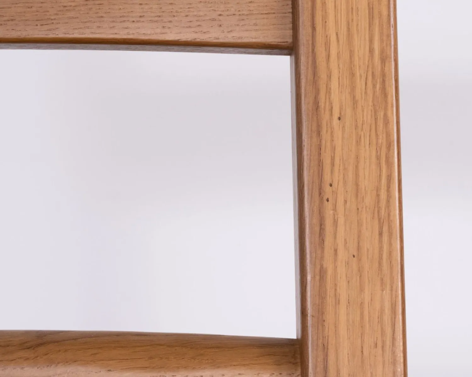 Meuble House Chaise de repas en chêne massif et assise tressée "Antique" esprit classique