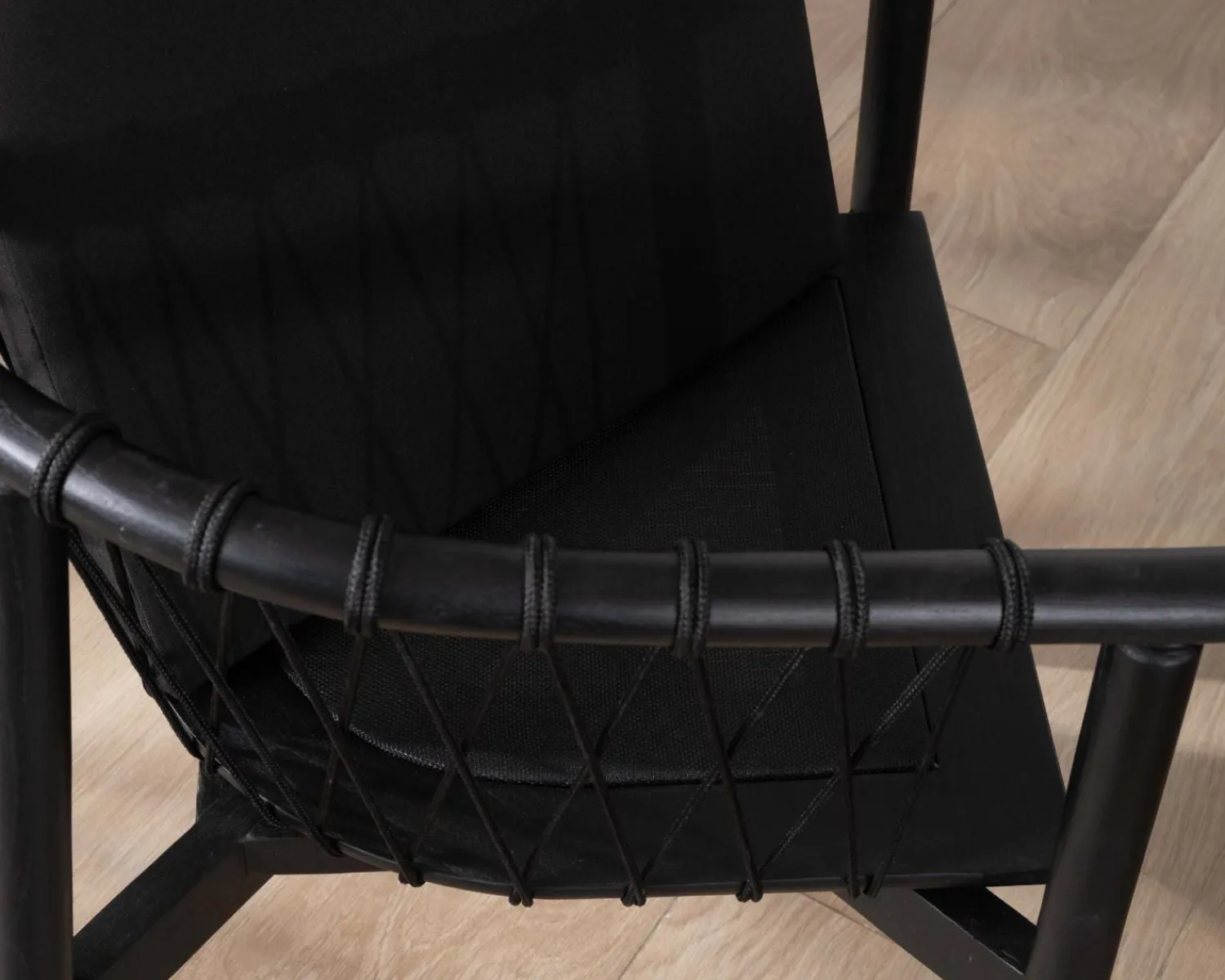 Meuble House Chaise de repas noire en bois et corde tressée "Katue" Online