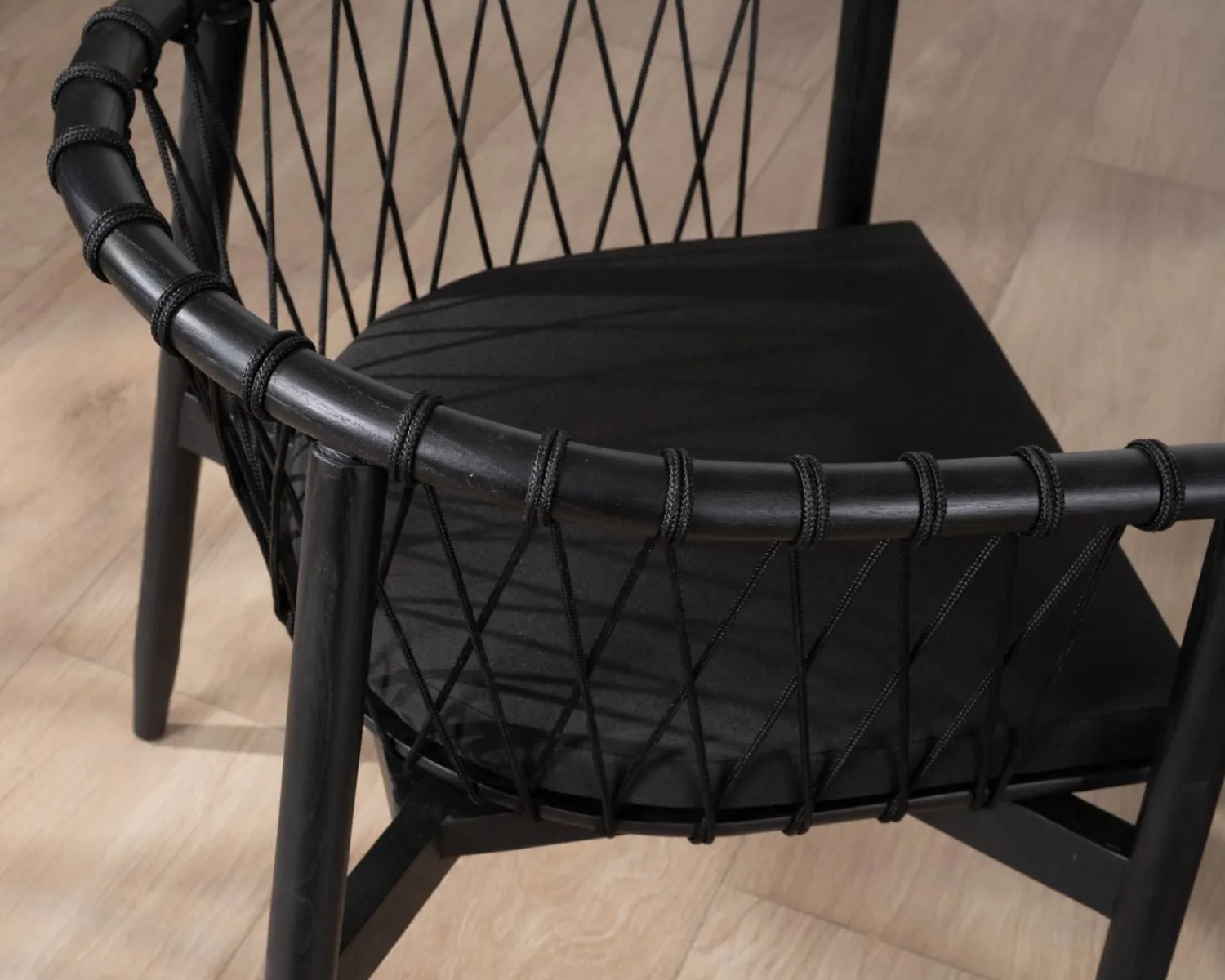 Meuble House Chaise de repas noire en bois et corde tressée "Katue" Online