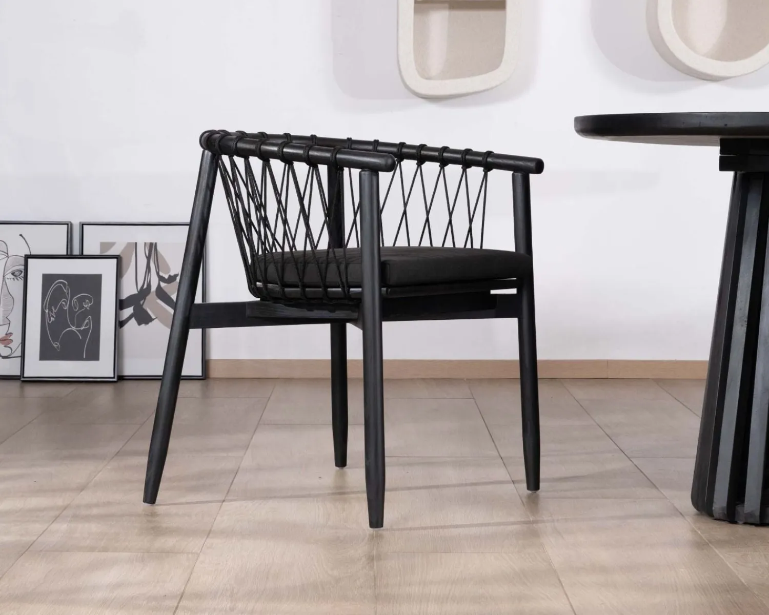 Meuble House Chaise de repas noire en bois et corde tressée "Katue" Online