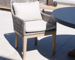 Meuble House Chaise d'extérieur haut de gamme tressée en teck et textile chiné "Porticcio"