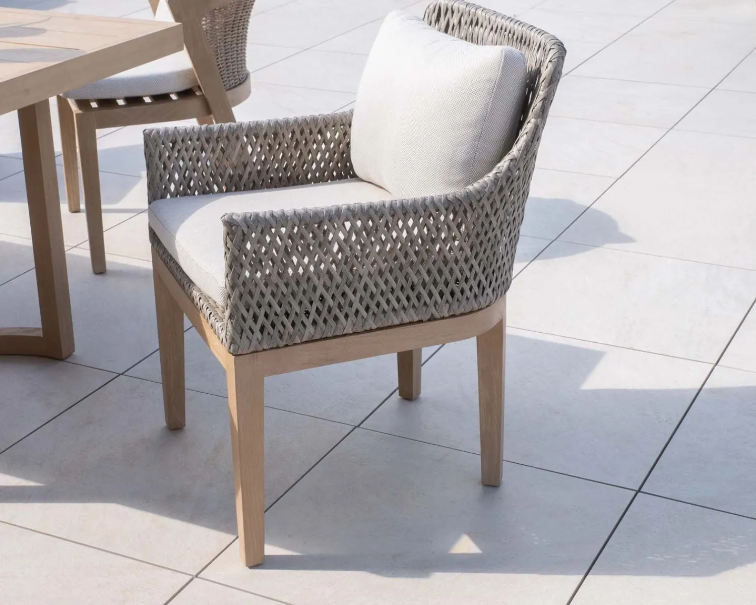 Meuble House Chaise d'extérieur haut de gamme tressée en teck et textile chiné "Porticcio"