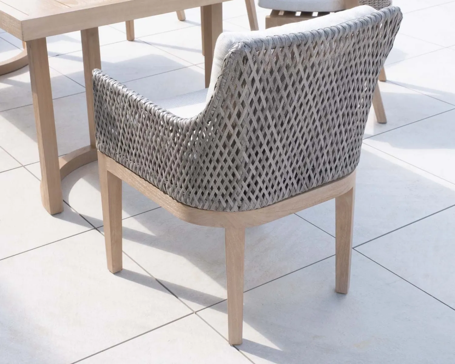 Meuble House Chaise d'extérieur haut de gamme tressée en teck et textile chiné "Porticcio"