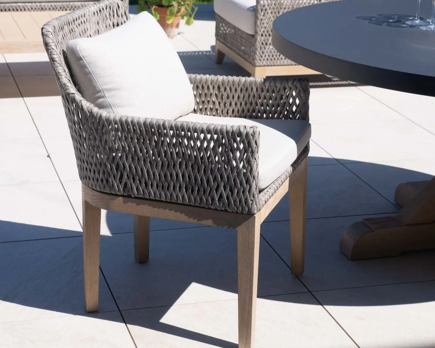 Meuble House Chaise d'extérieur haut de gamme tressée en teck et textile chiné "Porticcio"