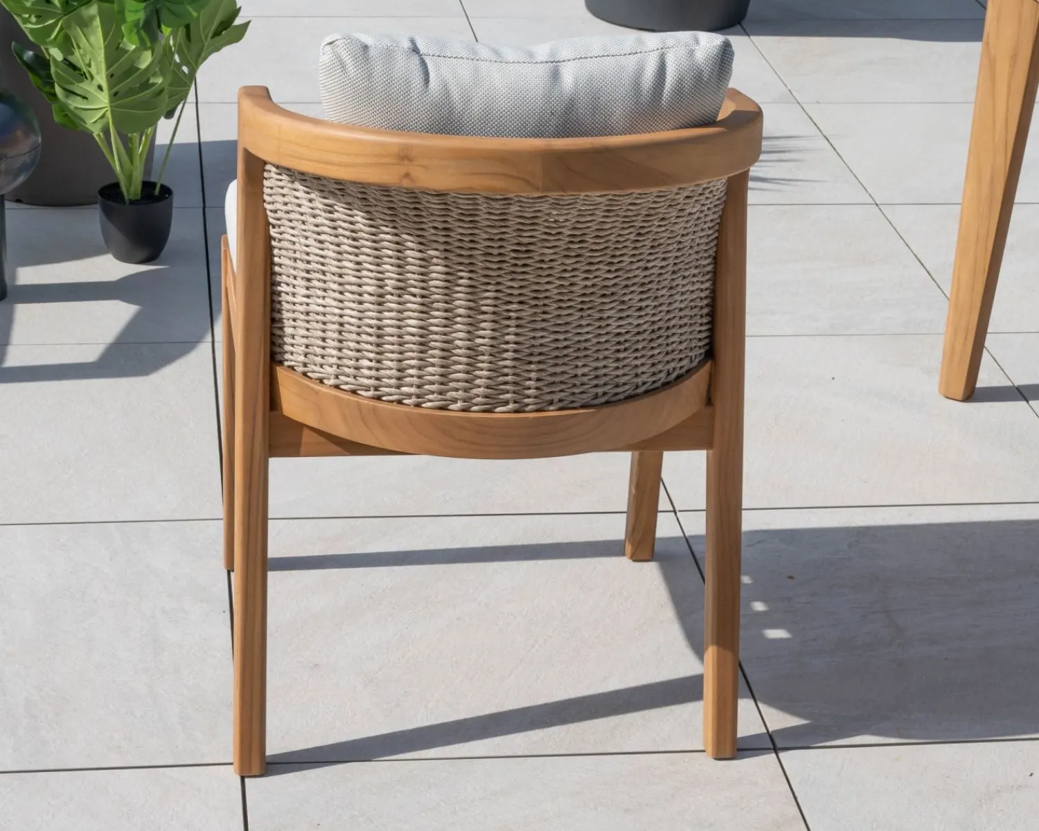 Meuble House Chaise d'extérieur haut de gamme et design en teck avec coussins écru chiné "Venise" Hot