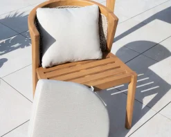 Meuble House Chaise d'extérieur haut de gamme et design en teck avec coussins écru chiné