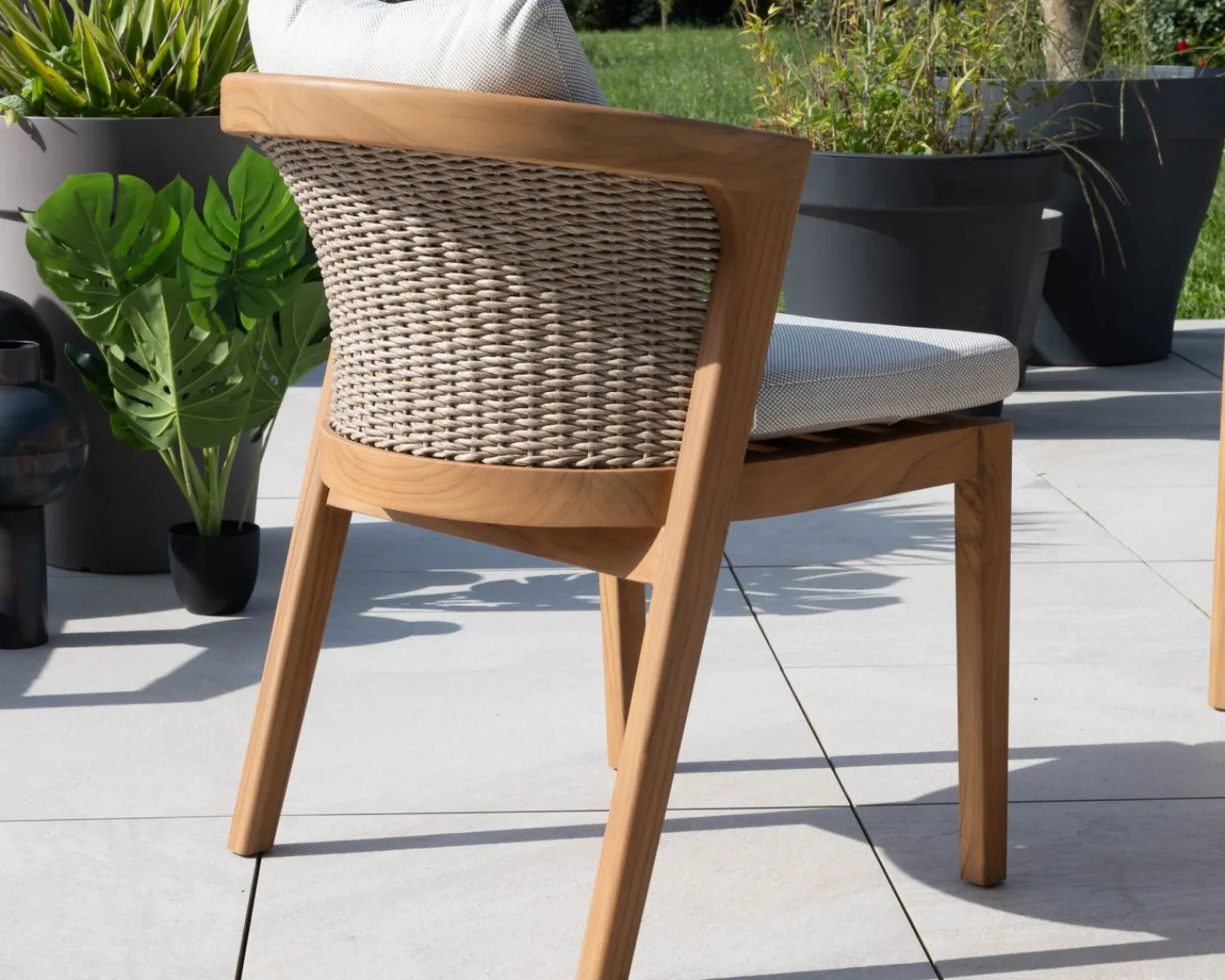 Meuble House Chaise d'extérieur haut de gamme et design en teck avec coussins écru chiné "Venise" Hot