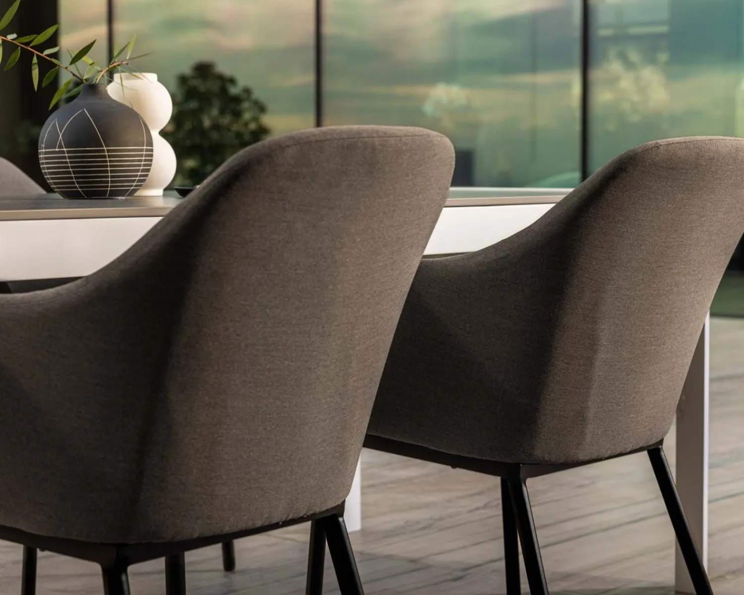 Meuble House Chaise d'extérieur moderne et enveloppante en tissu Sunbrella gris foncé "Sokha Beach" New