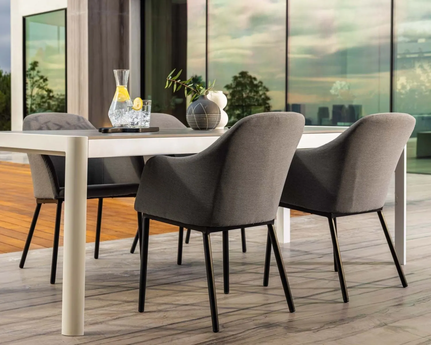 Meuble House Chaise d'extérieur moderne et enveloppante en tissu Sunbrella gris foncé "Sokha Beach" New