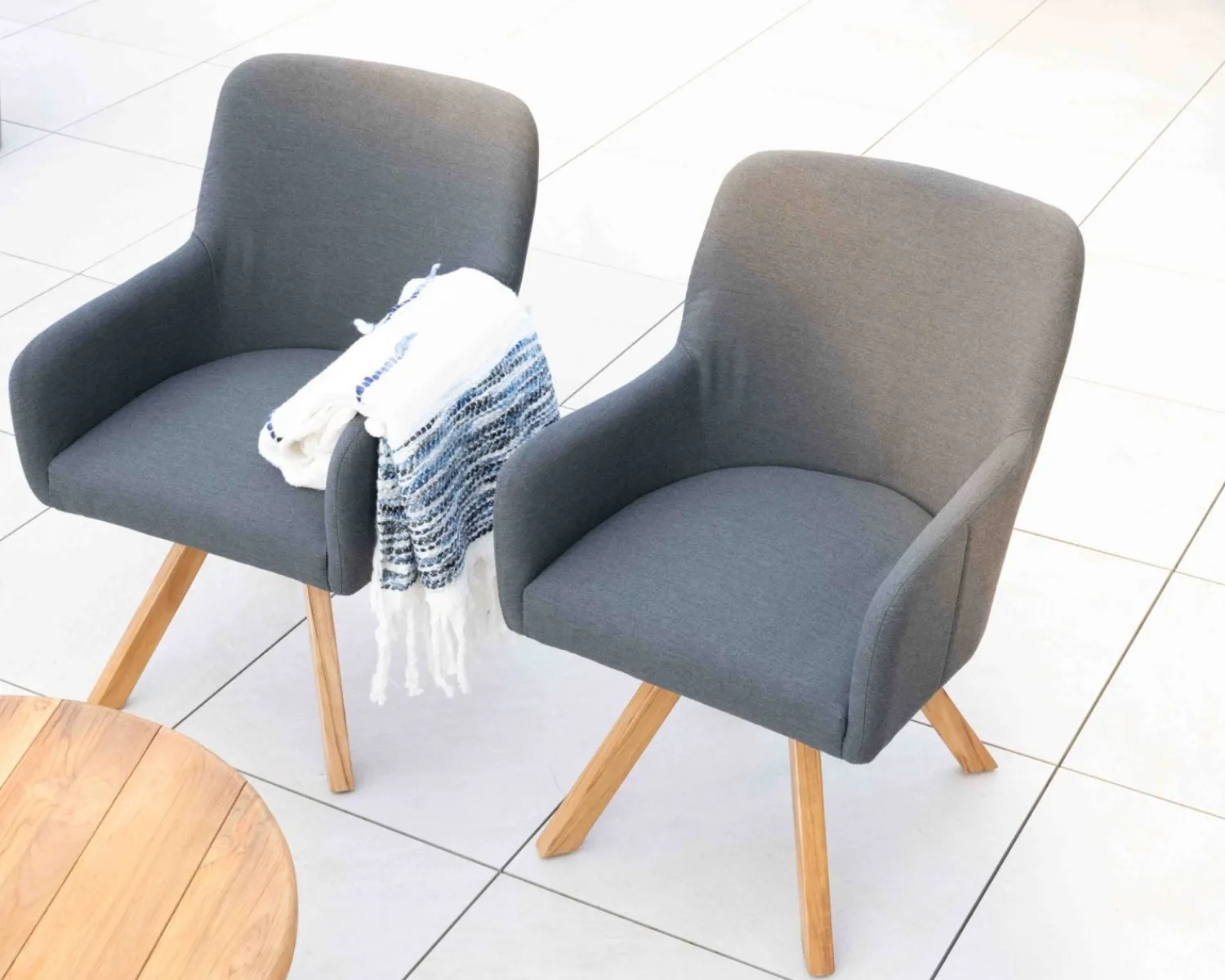 Meuble House Chaise en tissu Sunbrella gris foncé et pieds teck "Lombok" Outlet