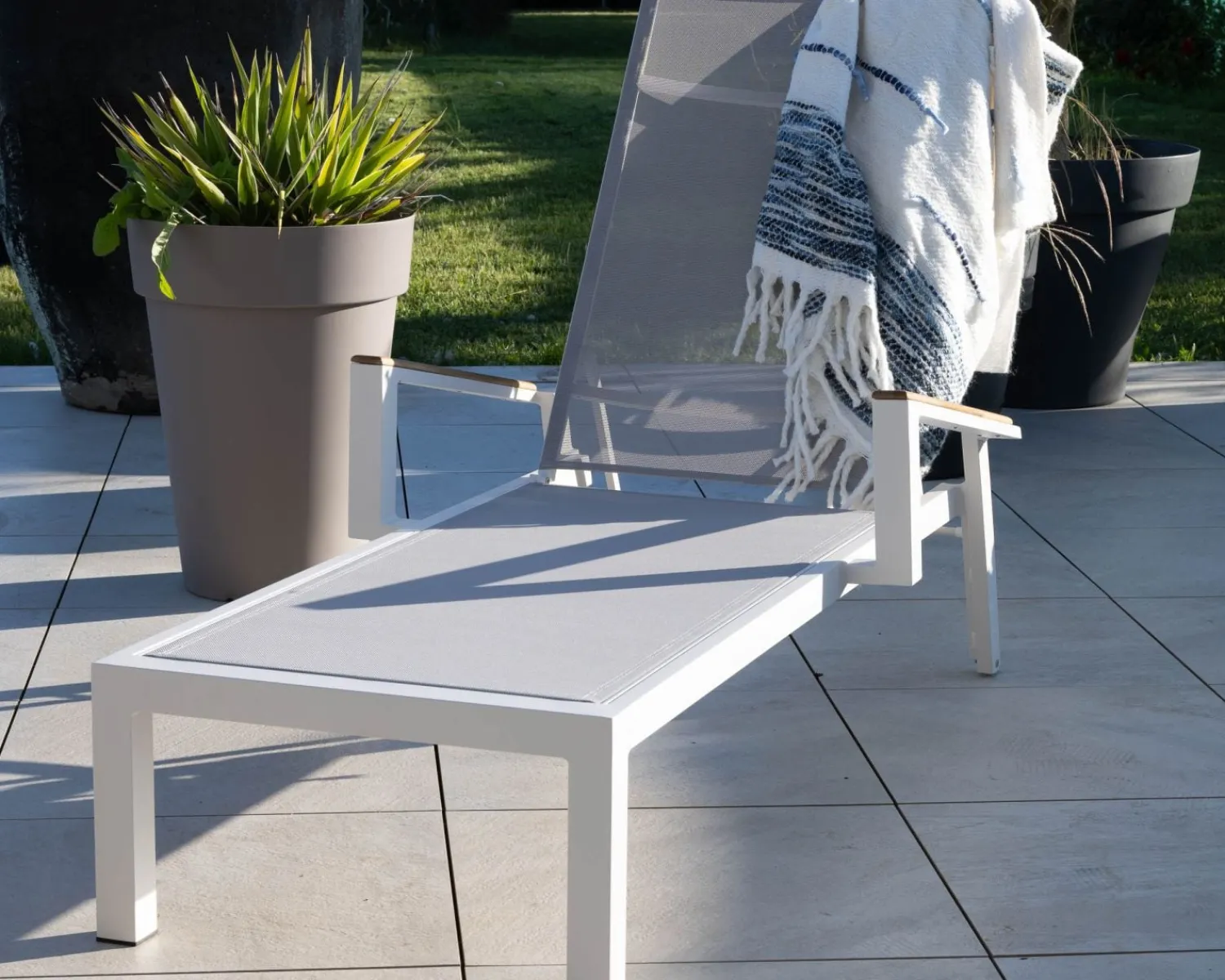 Meuble House Chaise longue grise avec accoudoirs teck "Dolce Vita" en aluminium blanc Sale