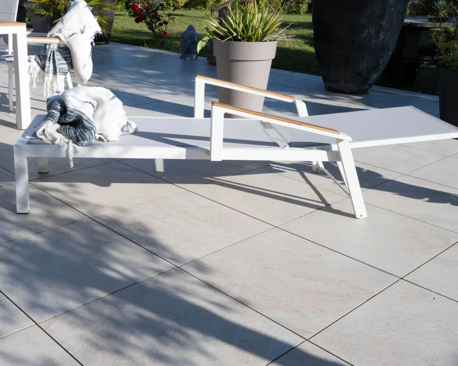 Meuble House Chaise longue grise avec accoudoirs teck "Dolce Vita" en aluminium blanc Sale
