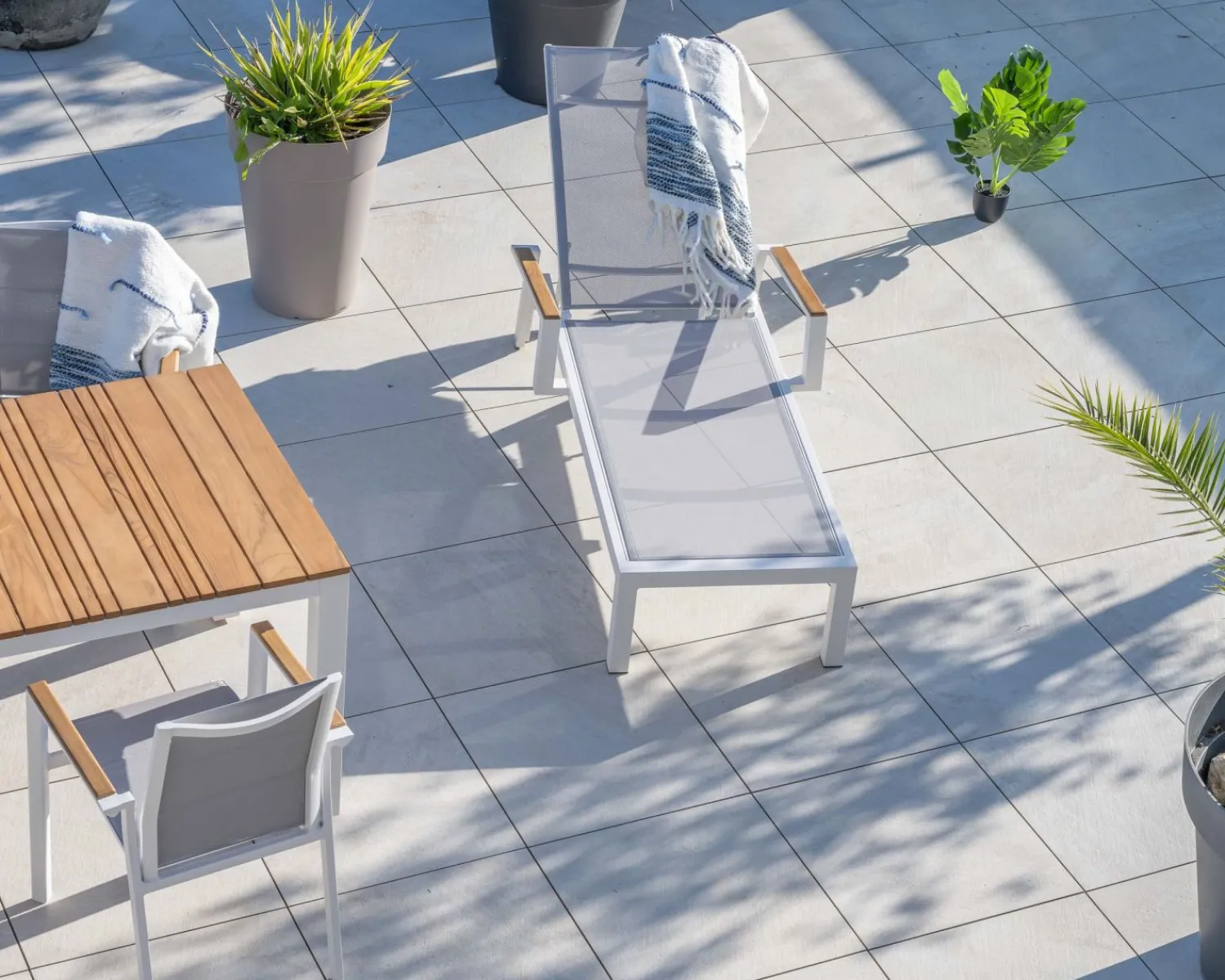 Meuble House Chaise longue grise avec accoudoirs teck "Dolce Vita" en aluminium blanc Sale