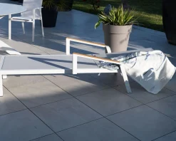 Meuble House Chaise longue grise avec accoudoirs teck