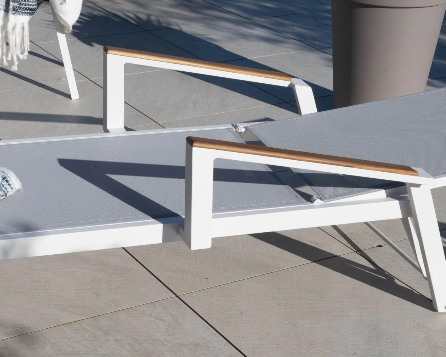 Meuble House Chaise longue grise avec accoudoirs teck "Dolce Vita" en aluminium blanc Sale