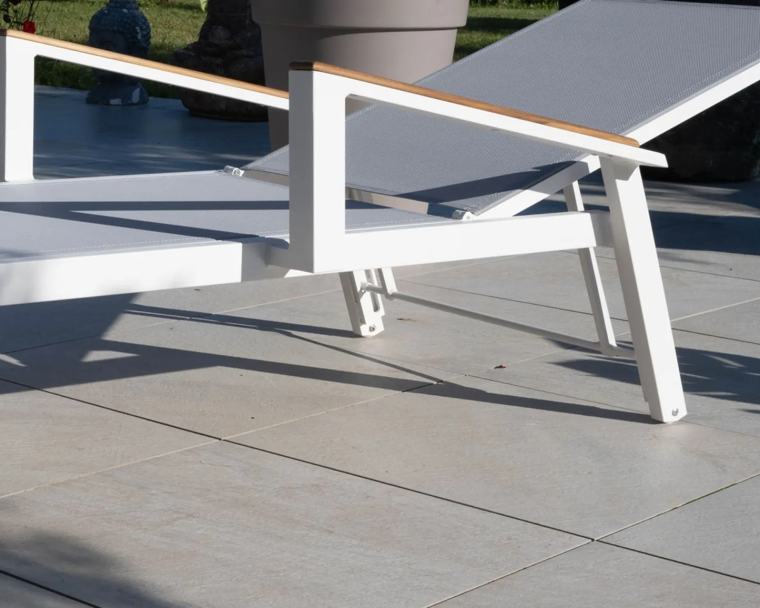 Meuble House Chaise longue grise avec accoudoirs teck "Dolce Vita" en aluminium blanc Sale