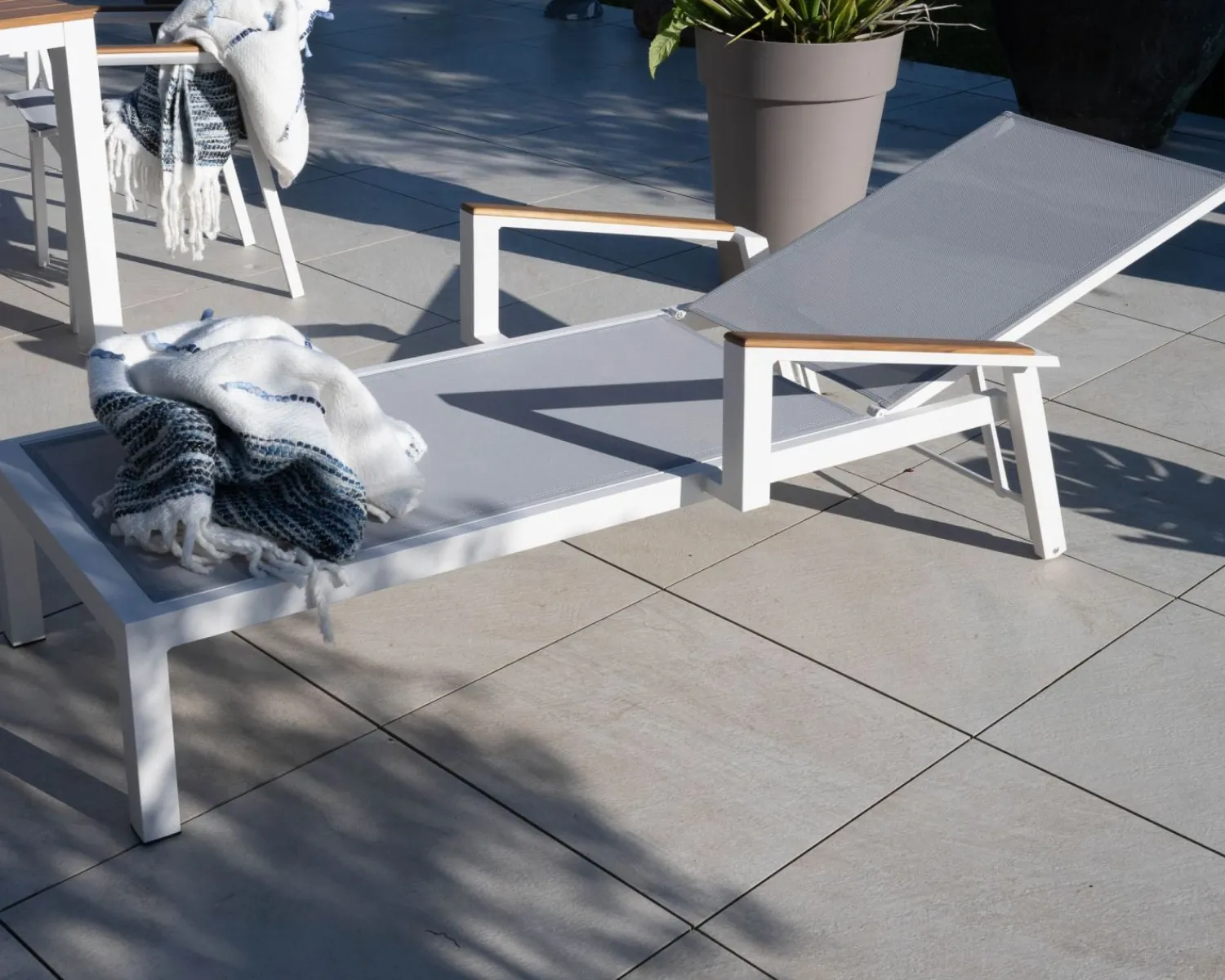 Meuble House Chaise longue grise avec accoudoirs teck "Dolce Vita" en aluminium blanc Sale