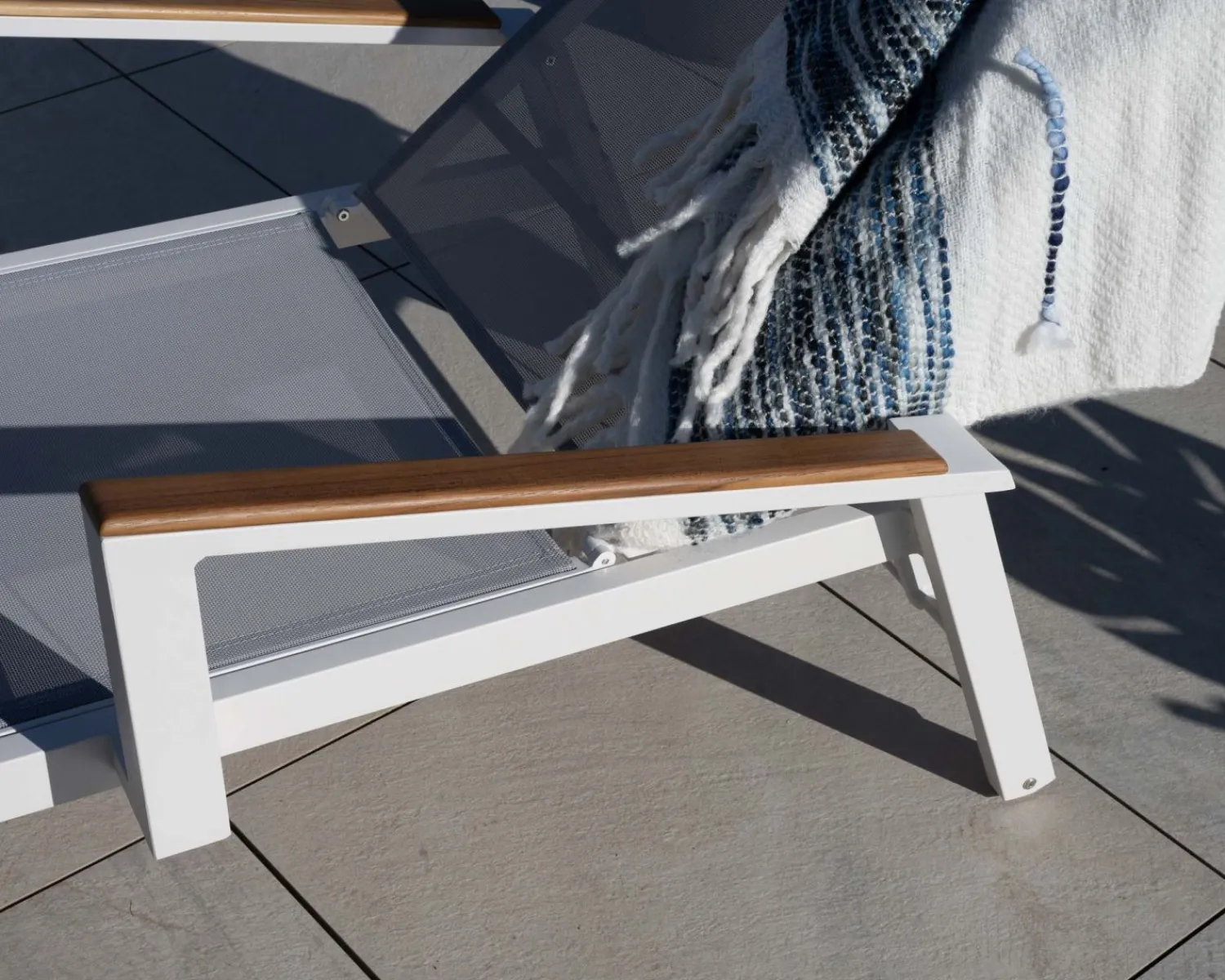 Meuble House Chaise longue grise avec accoudoirs teck "Dolce Vita" en aluminium blanc Sale
